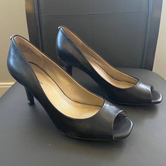 Bandolino, peep toe shoe in black, size 9 - Picture 2 of 3